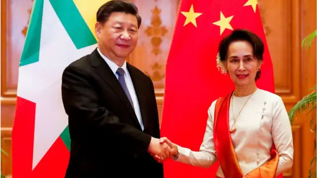 Chủ tịch Trung Quốc Tập Cận Bình (T) và Cố vấn Nhà nước Myanmar Aung San Suu Kyi bắt tay trước cuộc gặp song phương tại Phủ Tổng thống ở Naypyidaw vào ngày 18 tháng 1 năm 2020
