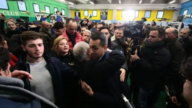 Мешканець Неаполя обімайє Луіджі Ді Майо - "Рух п'ять зірок" отримав у місті один з найкращих результатів