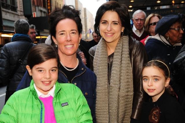 2013年，Kate Spade（左二）在紐約帶女兒（左一）出席活動。