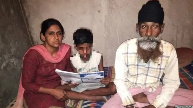 கல்விக் கட்டணம் கட்டாத பெற்றோர்; கையில் ஸ்டாம்ப் அடித்த பள்ளி