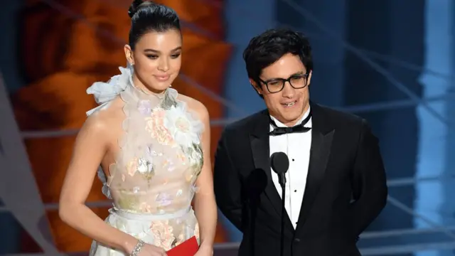 La actriz Hailee Steinfeld y el actor Gael García Bernal.