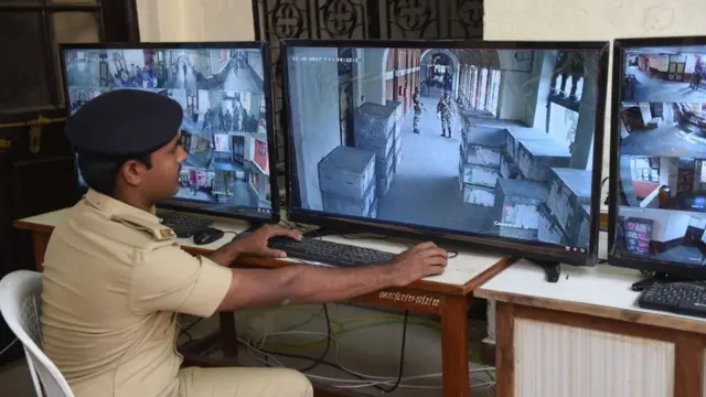 स्ट्रॉन्ग रूम की निगरानी करता पुलिस वाला