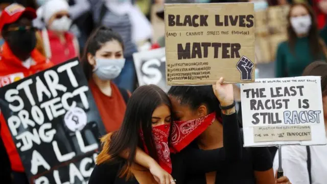 لا تزال التظاهرات المطالبة بمحاسبة رجال الشرطة في قضايا قتل تكتسب زخما في الولايات المتحدة