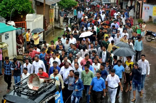 પીડિતાના ટેકામાં લોકોએ રેલી કાઢી હતી