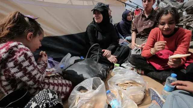 Женщины и дети в палаточном лагере