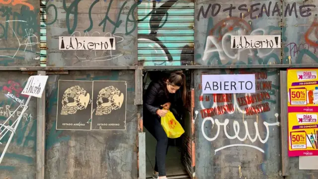 Joven saliendo de un comercio en Valparaíso