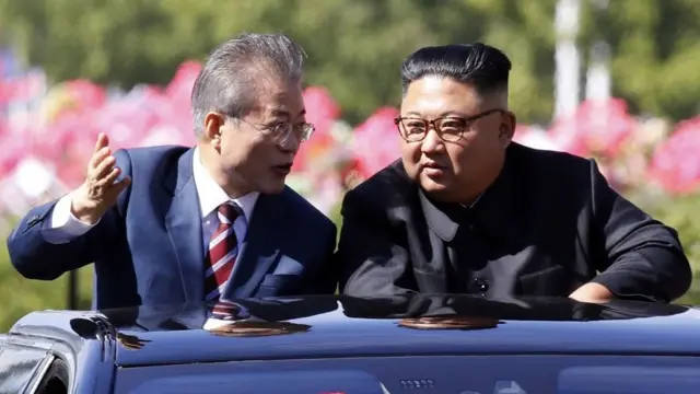 문재인 대통령과 김정은 위원장은 2018년 9월 세 번째 정상회삼을 가졌다