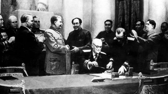 Pintura que refleja a Stalin, Mao y otros líderes comunistas.