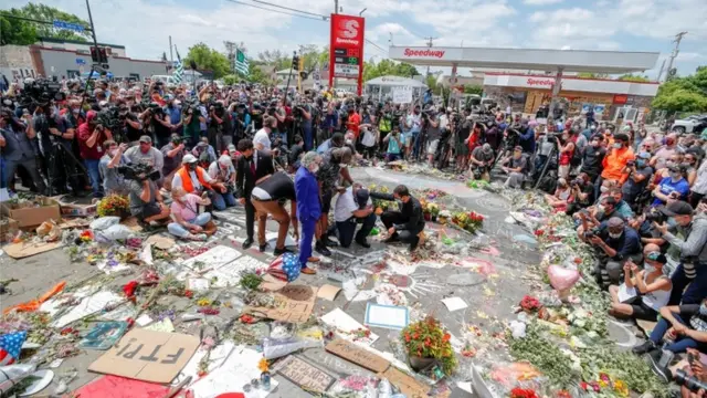 Terrence Floyd, hermano de George, visita el lugar donde murió en Minneopolis, Minnesota.