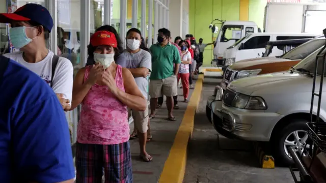 Clientescriar casa de apostafila com distanciamento do ladocriar casa de apostaforacriar casa de apostauma loja nas Filipinas.