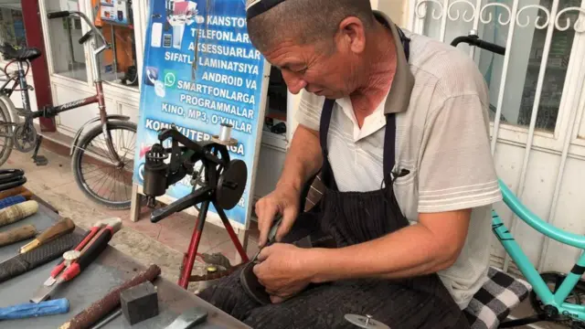 "Даромад келиш учун ўтириш керак, кутиш керак. Баъзи усталар одам келмаса, шарт ёпиб кетворади".