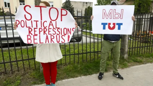 Aksi solidaritas untuk Roman Protasevic di Kedubeas Belarus di Riga, Latvia, 25 Mei 2021.