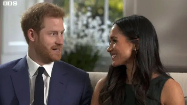 La pareja sonríe durante una entrevista con la BBC.