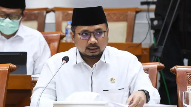 Menteri Agama Yaqut Cholil Qoumas menyampaikan pemaparan saat mengikuti rapat kerja dengan Komisi VIII DPR, di Kompleks Parlemen, Senayan, Jakarta, Senin (31/05).