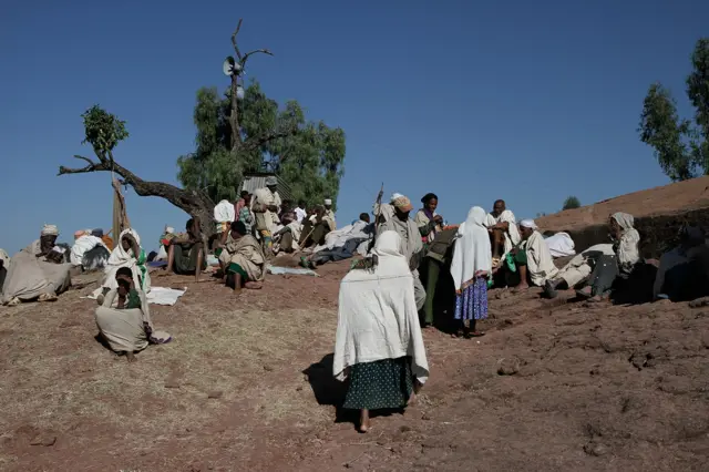 Tokom Badnjeg dana vrše se pripreme za noćno bdenje koje se održava u najvećoj crkvi Bet Medhane Alem. Oni koji se odluče da usled velike gužve noć provedu van crkve moći će da čuju bogosluženje putem instaliranih megafona.