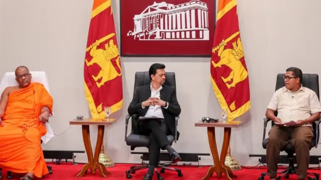 கலகொடஅத்தே ஞானசார தேரர் (இடது), ஜனாதிபதி ஊடகப் பேச்சாளர் கிங்ஸிலி ரத்நாயக்க மற்றும் ஒரே நாடு ஒரே சட்டம் ஜனாதிபதி செயலணியின் உறுப்பினர் பேராசிரியர் சுமேத சிறிவர்தன.