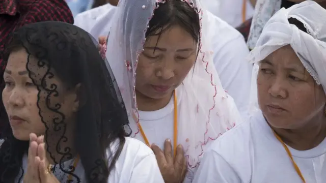 Mujeres cristianas rezando