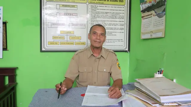 Kepala Sekolah SD N Kamulyaan, Neja, merasa sedih melihat kondisi kelas yang tak kunjung direnovasi.