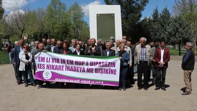 Ankara Cumhuriyet Başsavcılığının başlattığı Kobani soruşturması kapsamında 46 HDP'linin gözaltına alınmasına tepkiler devam ediyor. HDP Eş Genel Başkanı Pervin Buldan, Salı günü partisinin meclis grup toplantısında gözaltılara ilişkin konuştu ve operasyonun Kobani sürecinde insani yardımda bulunanları hedef aldığını öne sürdü.
