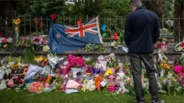 নিহতদের প্রতি সম্মান জানাচ্ছেন সর্বস্তরের মানুষ