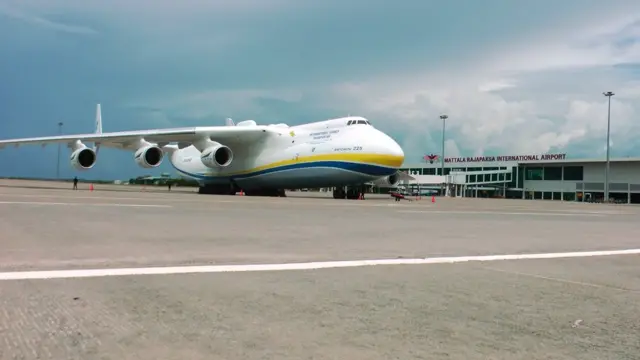 ලොව විශාලතම ගුවන් යානය මත්තලට