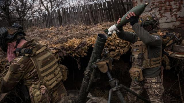 Les soldats ukrainiens tirent un mortier près de Toretsk
