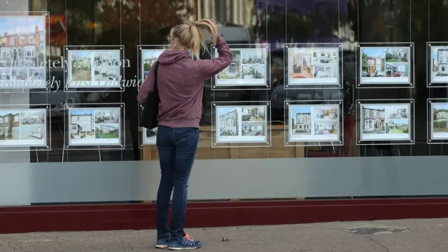 ผู้หญิงดูโครงการขายที่อยู่อาศัย
