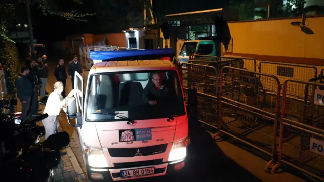 سيارتان تابعتان لفريق البحث الجنائي تغادران مبنى القنصلية السعودية في اسطنبول