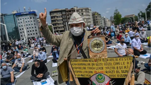 মসজিদের বাইরের চত্বরে নামাজ পড়েছেন বিপুল সংখ্যক মানুষ