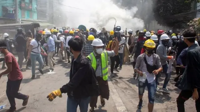 люди бегут от полиции