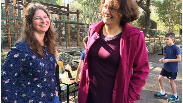 'શાંતિનું મૃગજળ' ખાતે આવેલ એક બગીચામાં રમી રહેલા બાળકો અને તેના વાલીઓની પ્રતીકાત્મક તસ્વીર