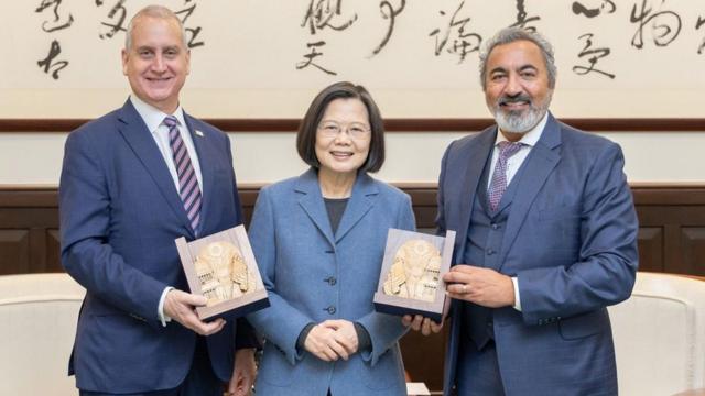 台湾总统蔡英文（中）与美国众议员阿米·贝拉（Ami Bera）（右）和美国众议员马里奥·迪亚斯-巴拉特（Mario Diaz-Balart）（左）在台湾台北会晤时合影（2024年1月25日）。