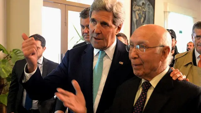 अमरीकी विदेश मंत्री जेम्स केरी पाक प्रधानमंत्री के सलाहकार सरताज़ अजीज के साथ