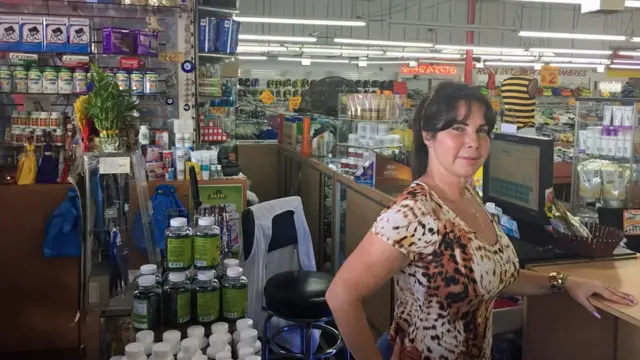 Jacqueline, dependienta de Ñooo Qué Barato.