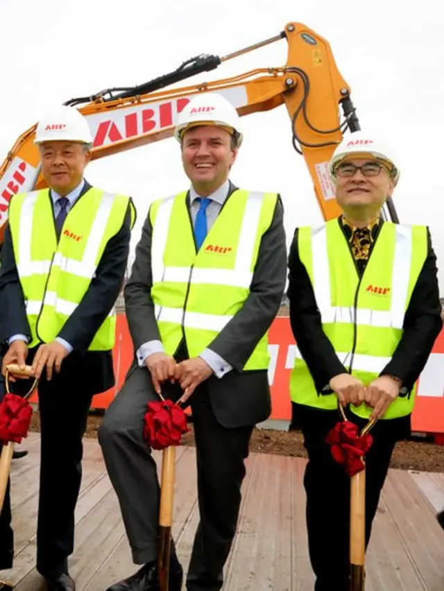 中国驻英国大使刘晓明、英国国际贸易部长兼伦敦部长格雷格·汉兹（Greg Hands）与总部基地全球控股集团（ABP Global）董事长许为平出席开工仪式