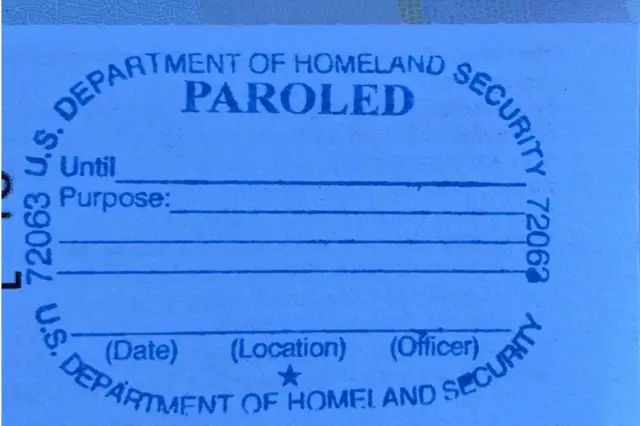 Sello del "permiso temporal humanitario" de estancia en EE.UU. para ciudadanos Ucranianos.