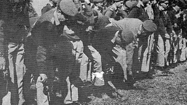 પૂર્વ પાકિસ્તાનમાં આત્મસમર્પણ માટે હથિયાર મૂકી દેતા સૈનિકો