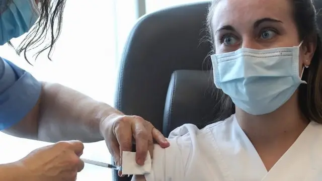 Mujer vacunada en Bruselas