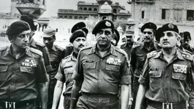 ભૂતપૂર્વ ભારતીય સેનાધ્યક્ષ જનરલ વૈદ્ય (જમણે)