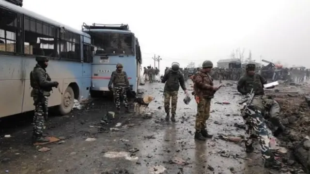 தாக்குதலுக்கு உள்ளான சி.ஆர்.பி.எஃப் வாகனம்