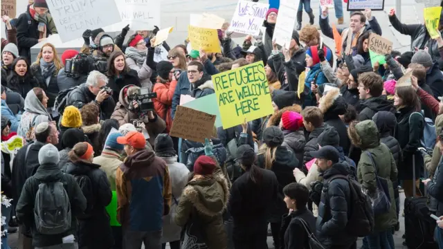 جمعیت معترض به ممنوعیت ورود شهروندان هفت کشور با اکثریت مسلمان