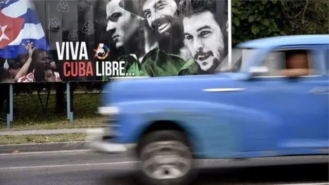 Pancarta en Cuba con la imagen de Che Guevara y el mensaje Viva Cuba Libre...