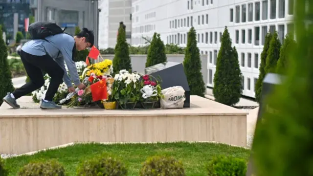 2024年5月7日星期二，塞爾維亞貝爾格萊德，在中國國家主席習近平進行國事訪問之前，一名遊客在中國大使館舊址的紀念碑前獻花。