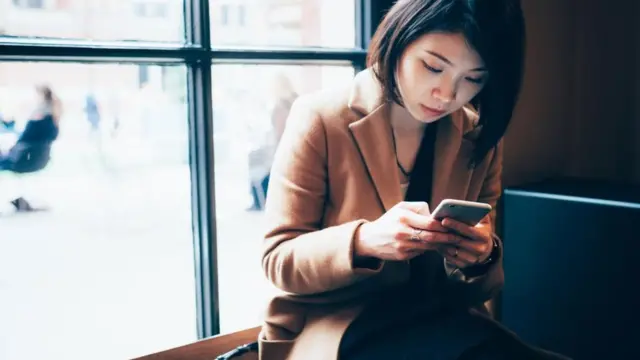 Дівчина з телефоном