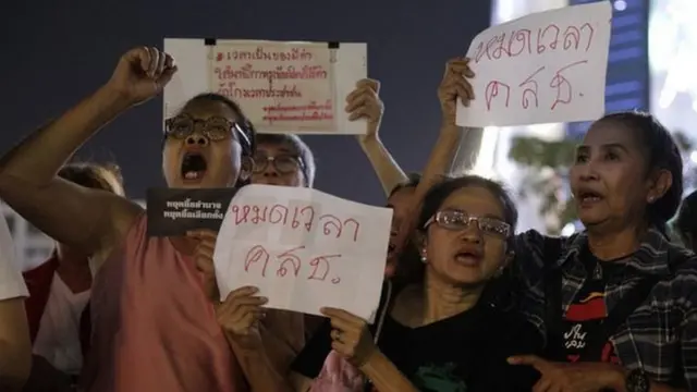 ประชาชนร่วมกิจกรรม "นัดรวมพลประชาชนอยากเลือกตั้ง แสดงพลังต้านสืบทอดอำนาจ คสช." ที่ลานสกายวอล์ก เขตปทุมวัน กทม. เมื่อ 27 ม.ค. 2561