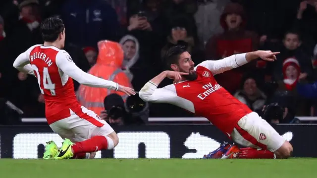 Olivier Giroud y Héctor Bellerín celebran el gol.