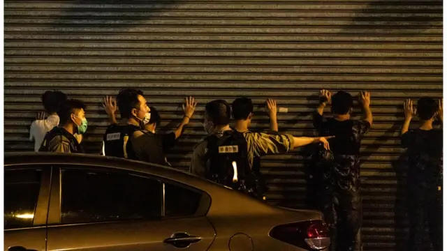 警方称示威者是非法集结，但有现场记者称难以分辨谁是示威者。