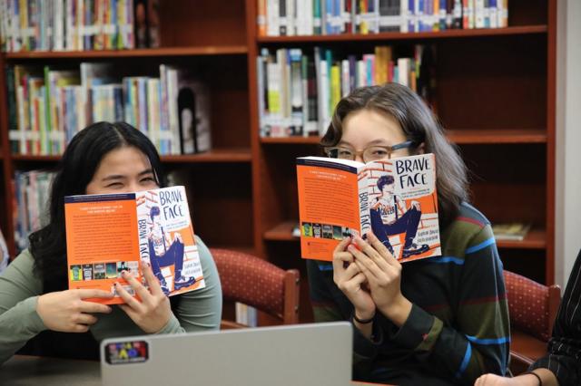 Dos chicas posando con libros prohibidos