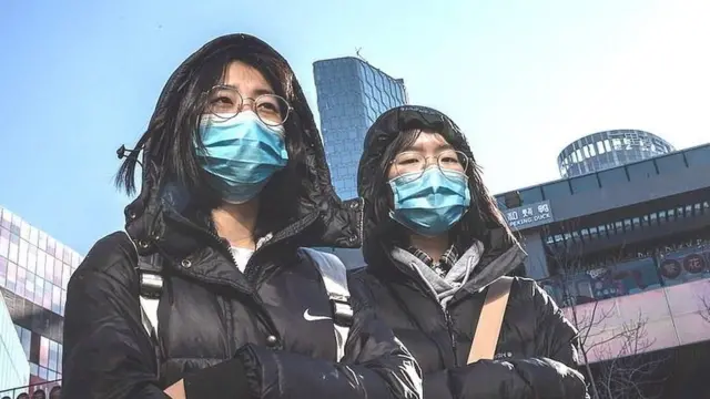 మాస్కులు ధరించిన యువతులు