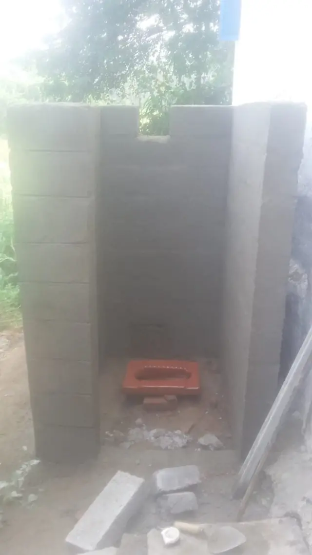 புதியதாக கட்டப்படும் கழிவறை